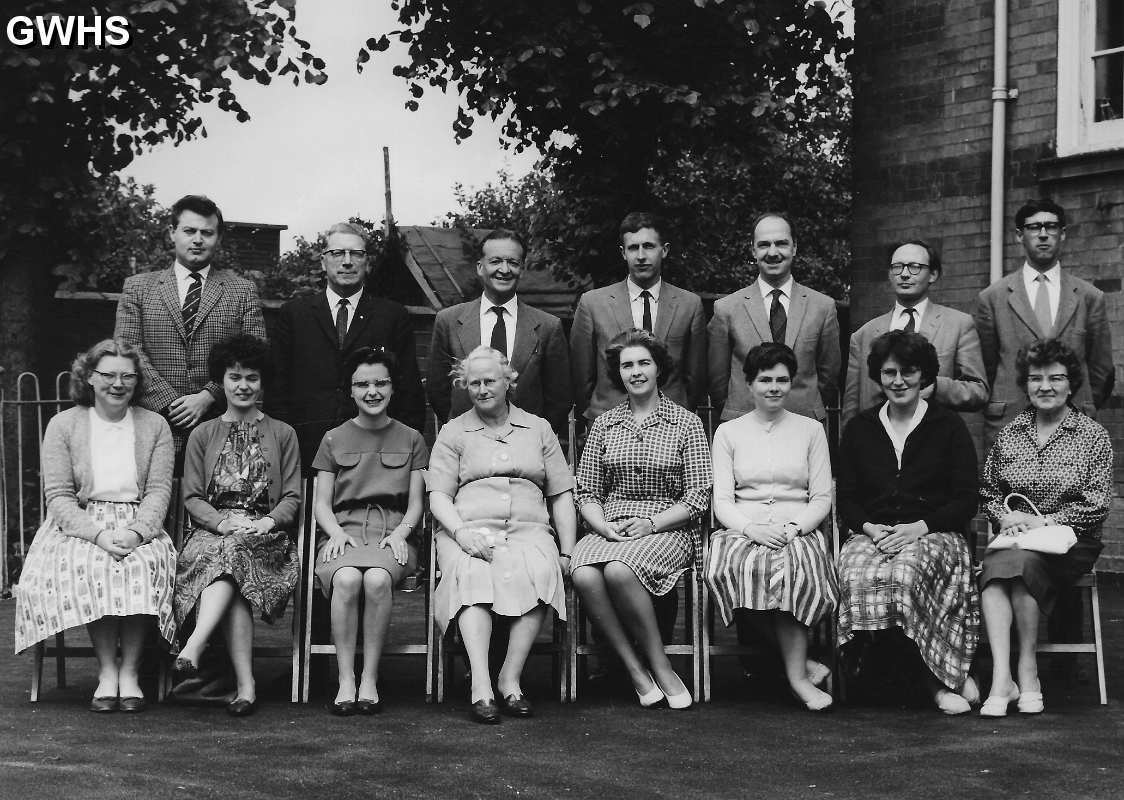 32-054 Teachers at Bassett Street School South Wigston