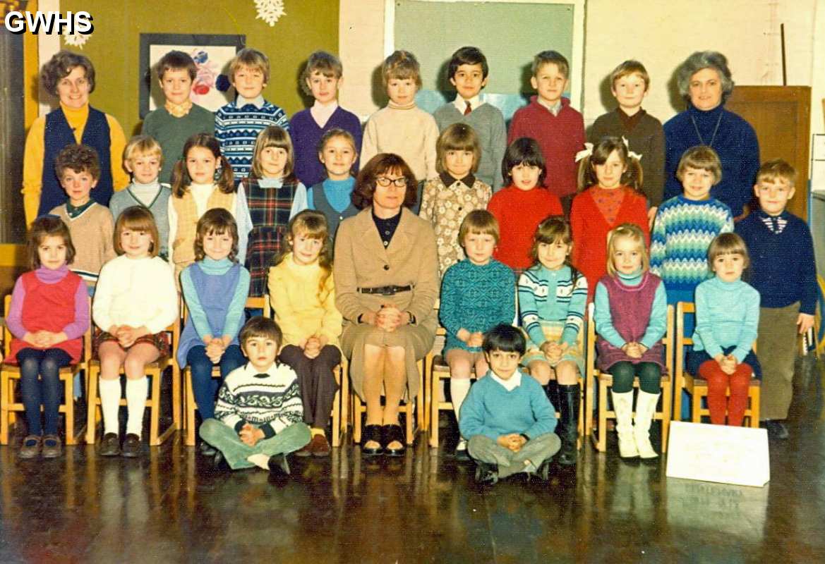 33-557 Mrs Greens Class, Bell Street School Wigston Magna 1973