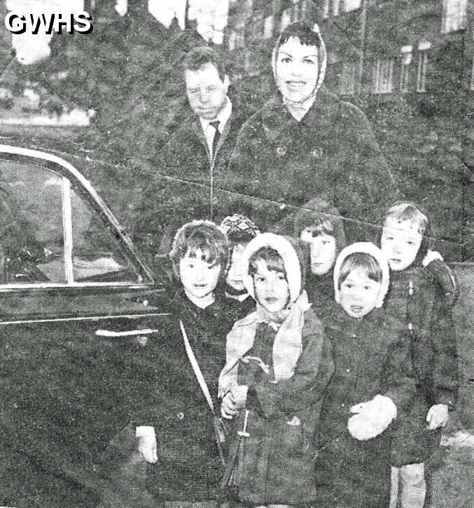 33-778 Pupils at Bell Street School were sent home in taxis for their lunch 1950's