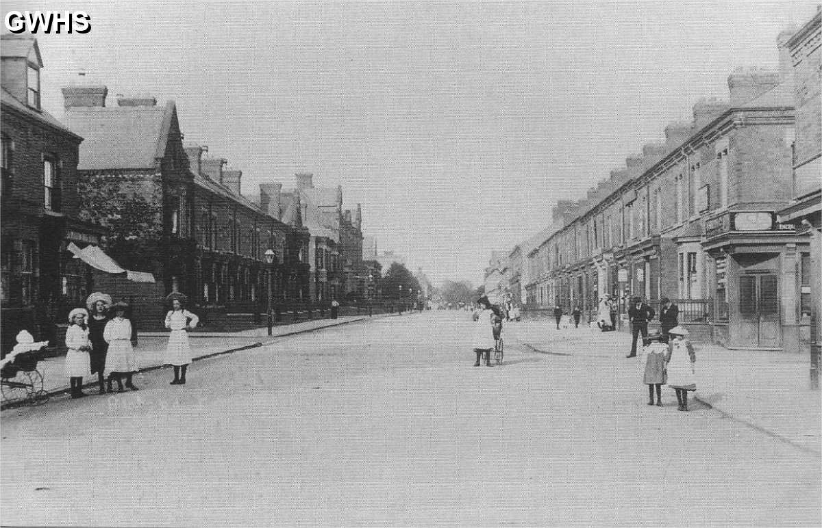 22-071 Blaby Road South Wigston circa 1910, shop with awning on left is Holes's Chemist