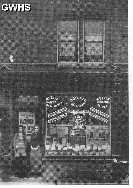 22-122 Fitchett's shop in Blaby Road circa 1924 Mrs Fitchett and her daughter Marjorie in front of shop 