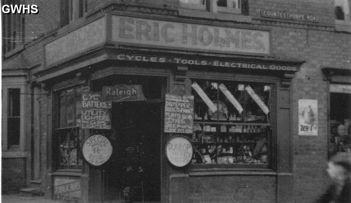 24-025 Eric Holmes shop on corner of Blaby Road and Countesthorpe Road c 1941