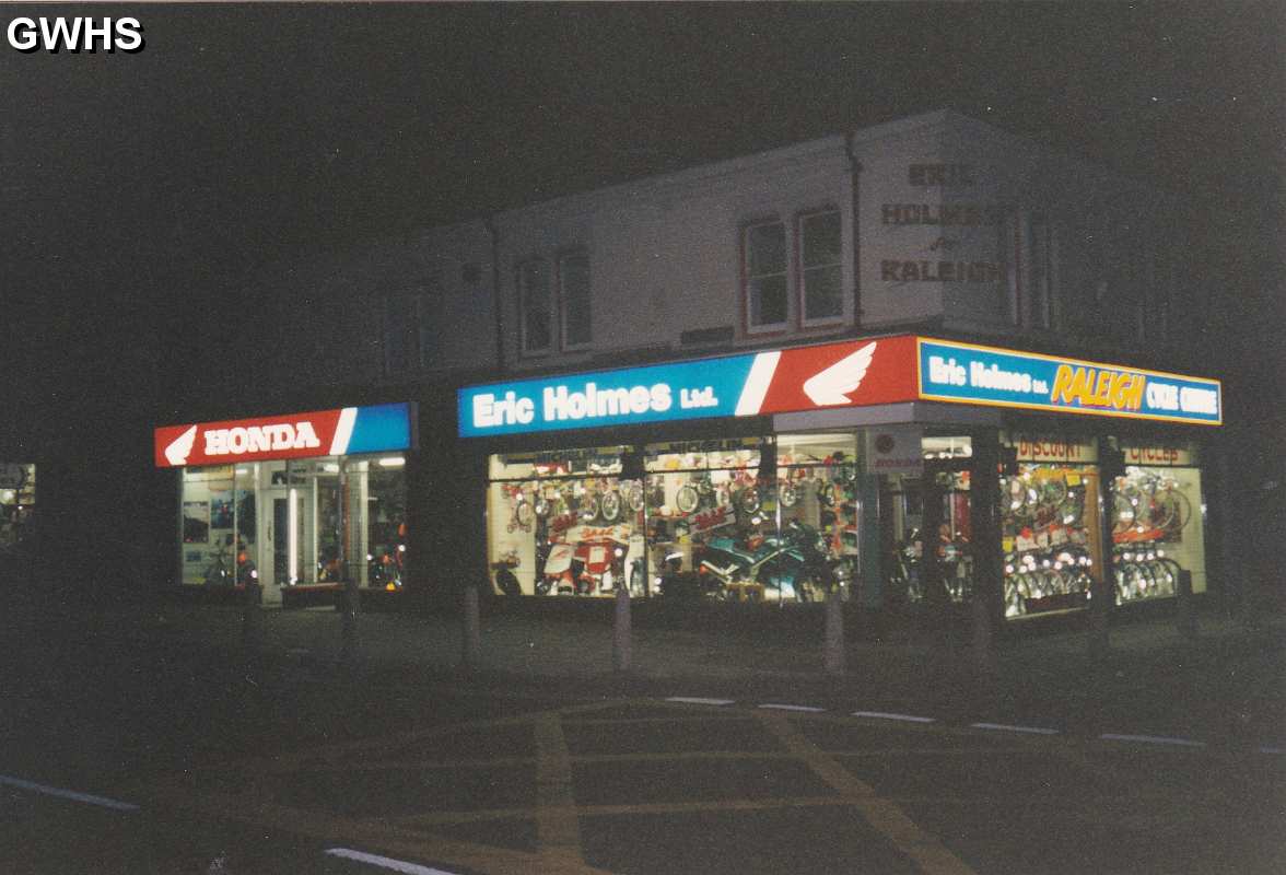 35-077 Eicc Holmes night time window display Blaby Road South Wigston ricc Holmes