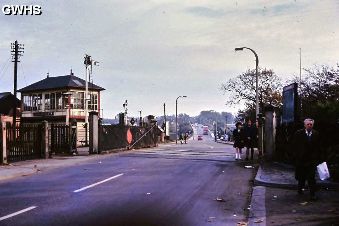 35-676 Wigston South Station level Crossing 1961