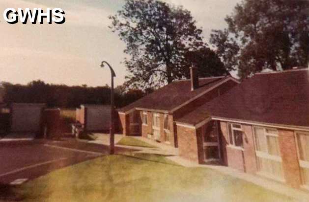 33-216 looking through the Jitty towards Bridport Close 1968