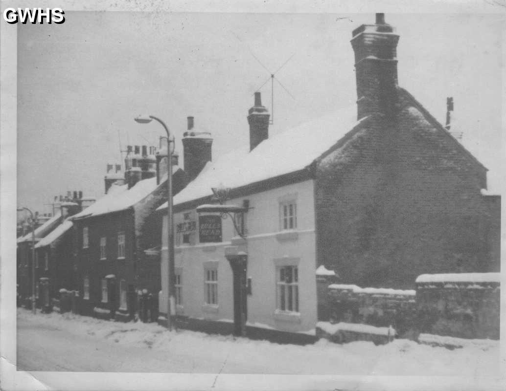 19-096 Bulls Head Wigston January 1971 farm house next to pub lower down the road