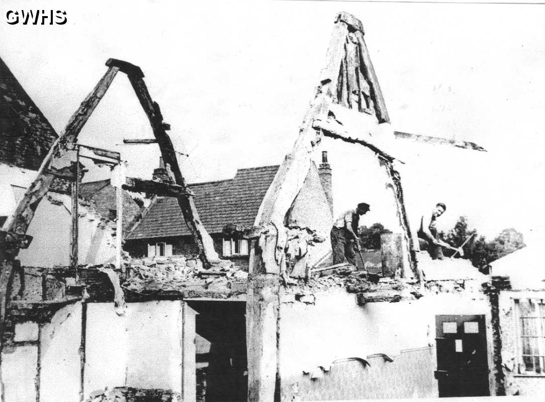 19-228 Ted Fisher demolishing Crux Cottages Bull Head Street Wigston Magna