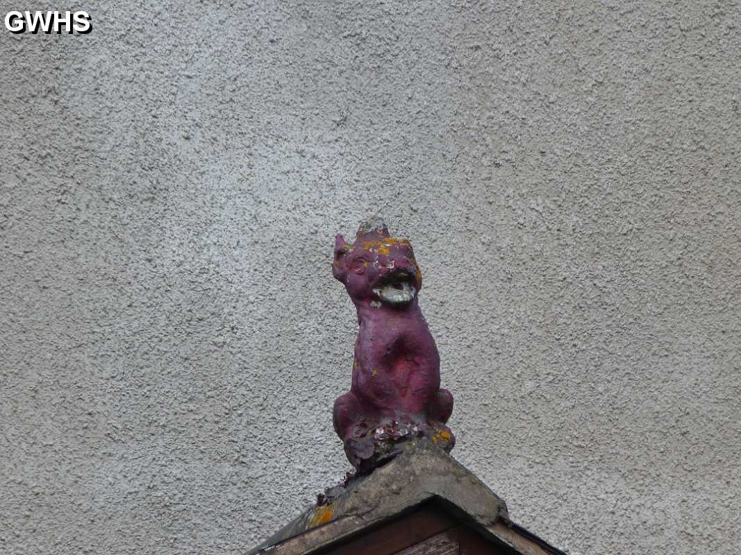 19-435 Gargoyl on house roof in Bull Head Street Wigston Magna May 2012