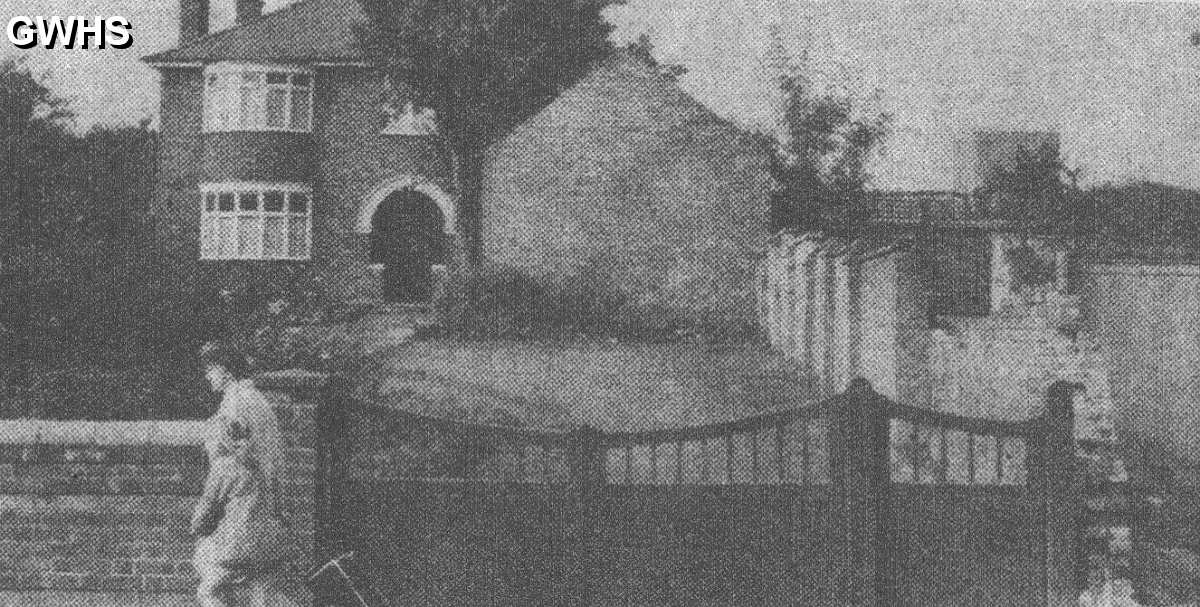 19-462a Home of Mrs D S King on Bull Head Street Wigston Magna 1971 prior to demolition for the Bell Fountain project