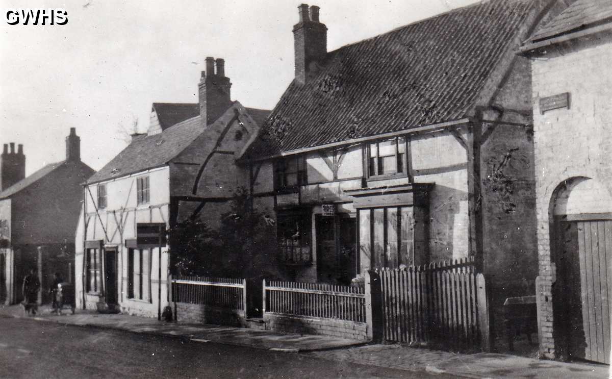 8-93a Sam Laundons Saddlers Shop Bull Head Street Wigston Magna and old Yeomans House 1935