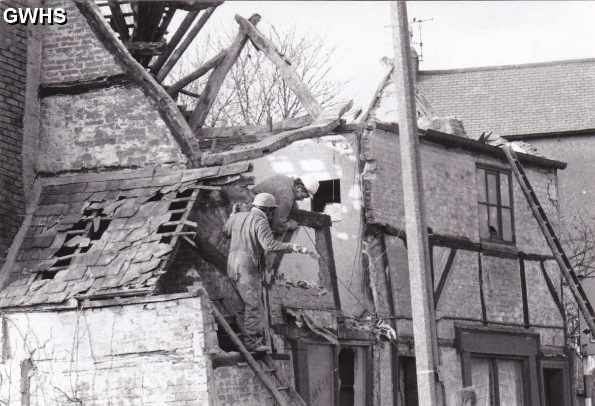 29-640 Demolition of cottages on Bull Head Street Wigston Magna 1976