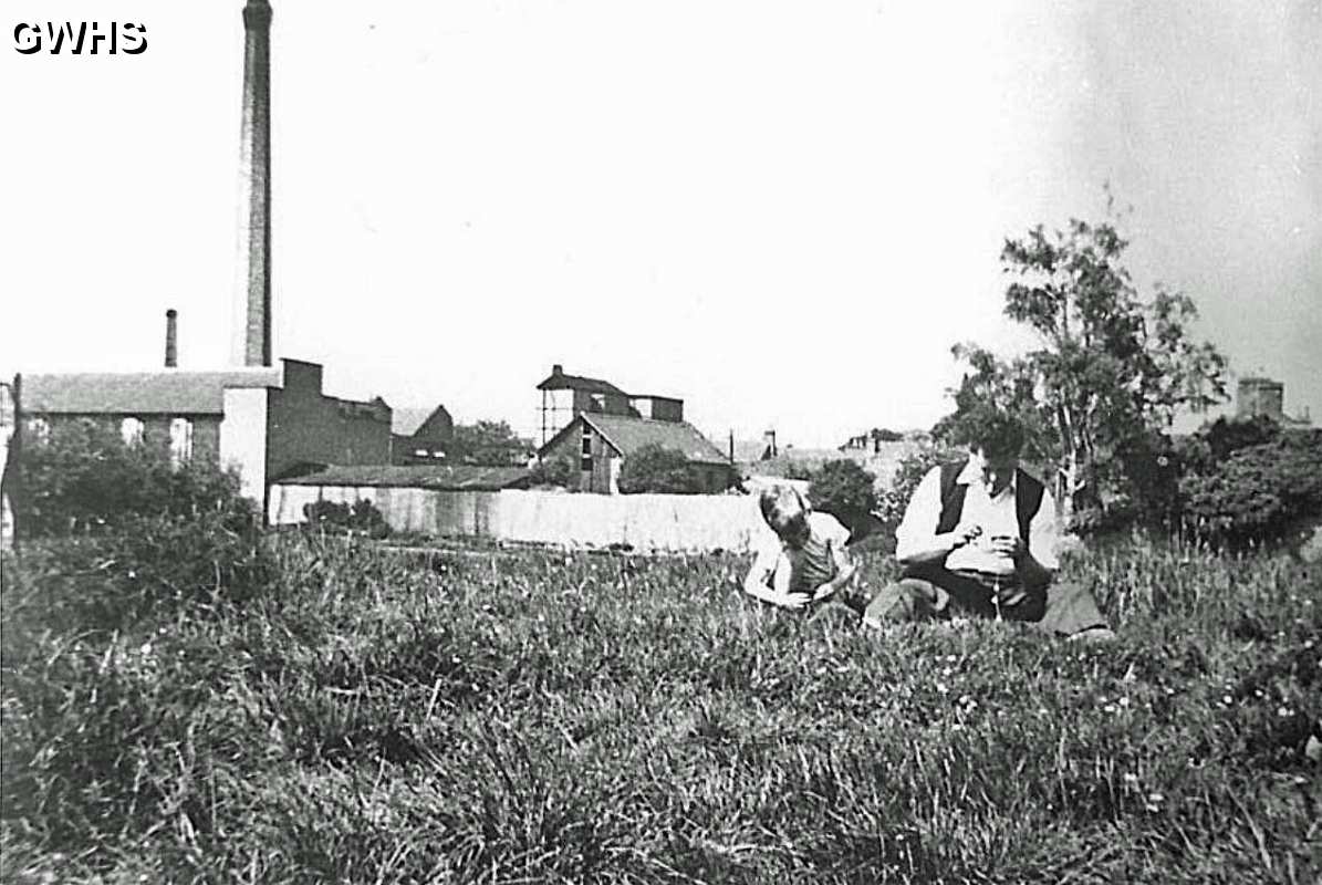 34-786 Jack Mason in field on Bul Head Street with Laundry in the backfround