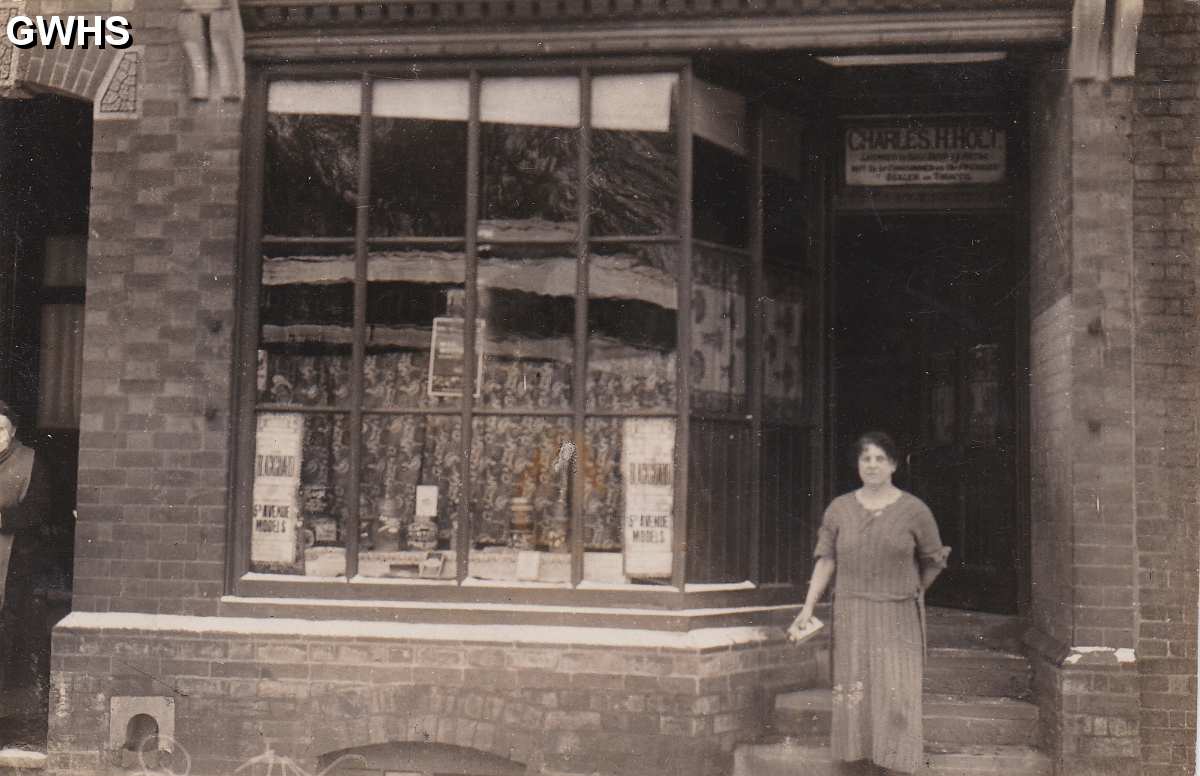 29-113 Shop of Charles H Hold 18 Bushloe End Wigston Magna c 1940