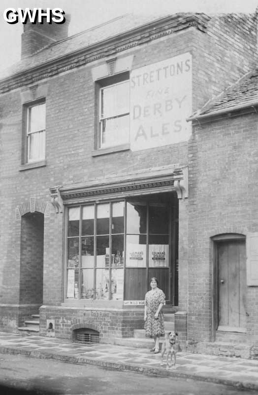 29-642a 18 Bushloe End Wigston Magna Emma Bates nee Holt outside her shop c 1940