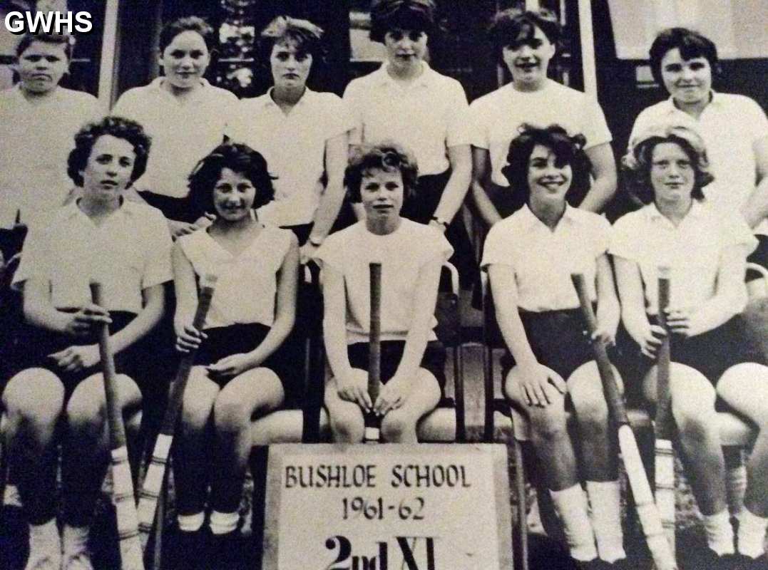 33-054 Bushloe High School 1961-62 2nd XI hockey team