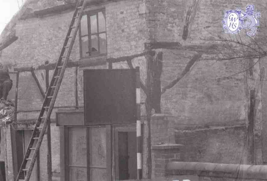 29-638 Demolition of cottages on Bull Head Street Wigston Magna 1976