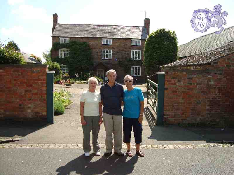 14-182 Linda Forryan - John & Jean Taylor ouside Farm House Newgate End Wigston Magna May 2009