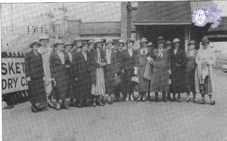 22-148 Methodist Sisterhood outing circa 1930 Wigston Magna Station