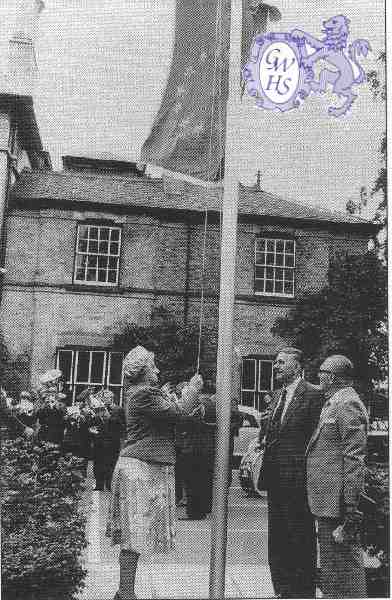 22-202 Mrs Primrose Wray mayor of Oadby & Wigston raises EEC flag at Bushloe House in 1981 Station Road Wigston Magna
