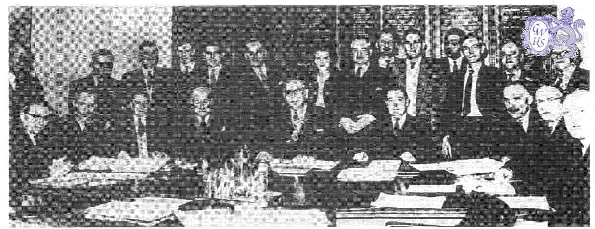 22-220 Wigston Urban District Council 1961 Osmond Hilton Chairman (Duncan Lucas 4th from left back row) Wigston Magna