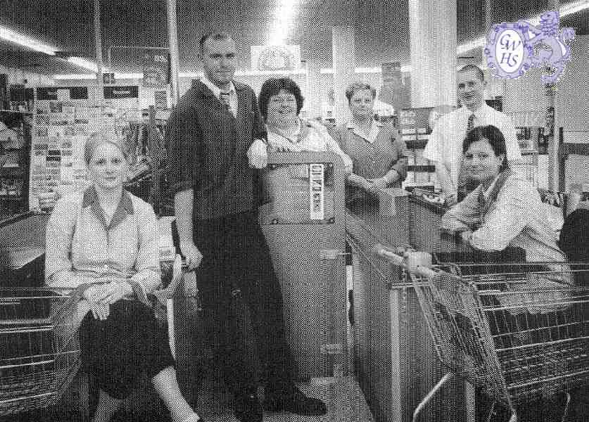 22-286 Kwik Save Supermarket Staff  Wigston Magna