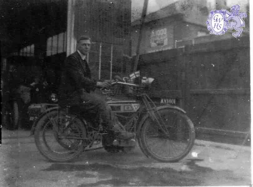 22-326a Percy George Forryan and his motorcycle & sidecar taxi in Wigston Magna 