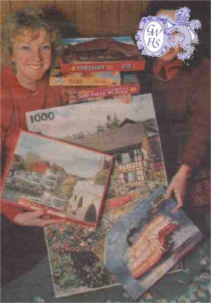 22-537 Sandra Salmon & Jeanette Robertson delivering jigsaws in Wigston 1991