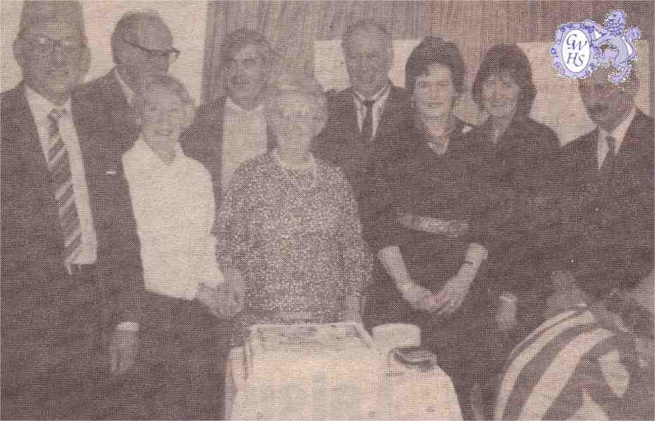 22-562 GWHS Celebrate their 10th year by cutting cake 1991
