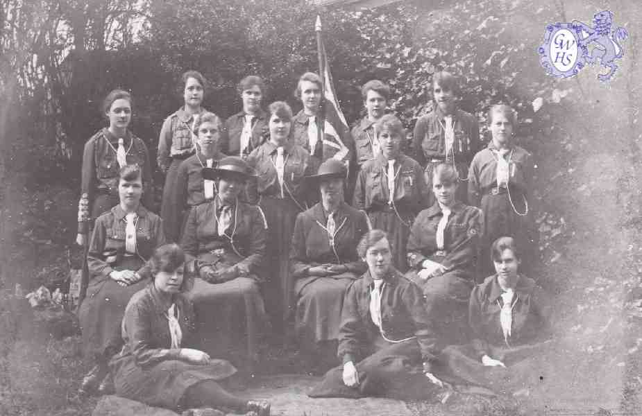 9-152 Wigston Magna Guides - Kitty Ross then mrs Smith on rear left