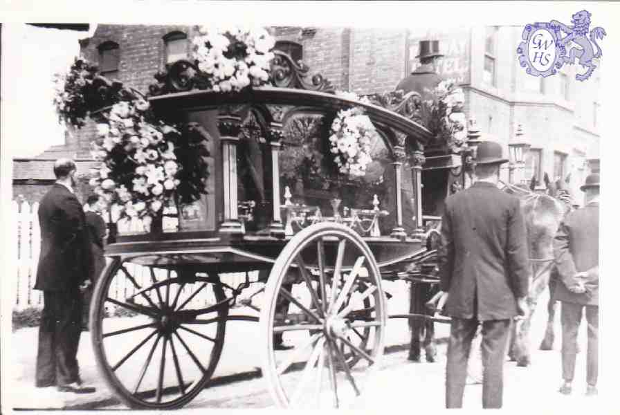 9-99 Funeral outside railway hotel heading to Welford Road Cemetery