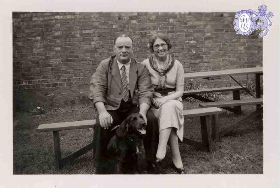 23-620 Harry & Harriet Hart, Queen's Head, 1945