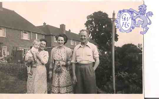 30-280 1949 Gordon and parents Holmden Ave