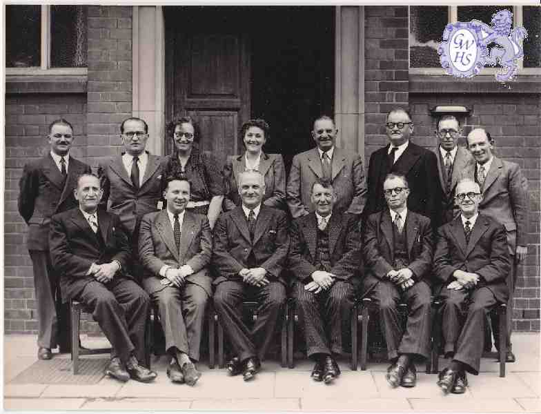 30-473 Co-operative Hosiers directors outside the offices in Paddock Street Wigston Magna