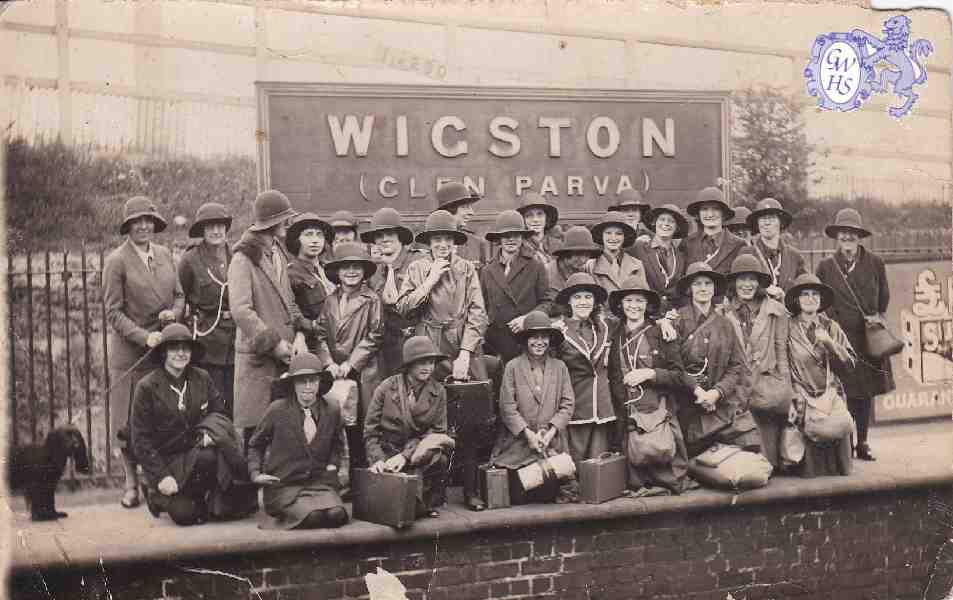 30-620 1st Wigston Guides at Glen Parva Station off to camp 1930's