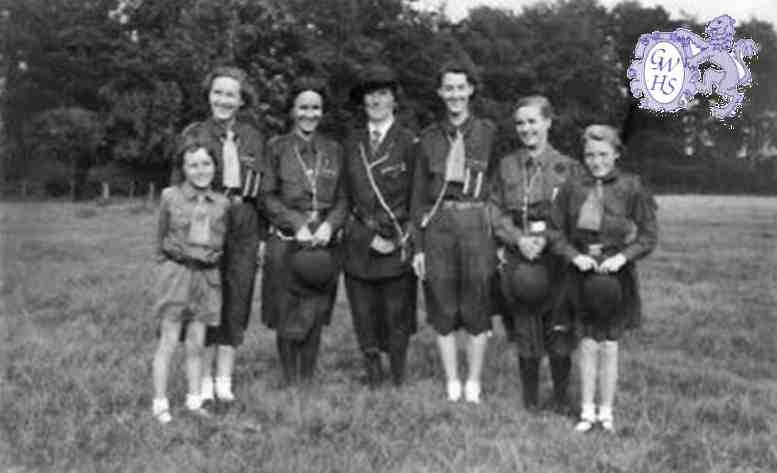 30-831 1st Wigston Guides 1937 - Elizabeth Bolton centr wearing a hat