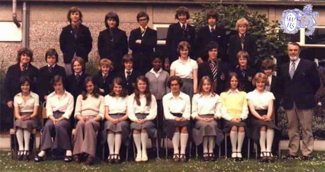 31-075 Class photos from Abington, Bushloe, Guthlaxton in 1976