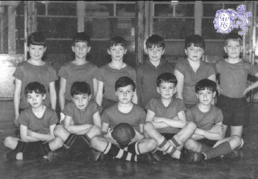 31-087 Glenmere School football team 1965-66 Estorial Avenue Wigston Magna