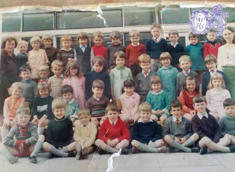 31-208 Little Hill School Wigston Magna class 69-70
