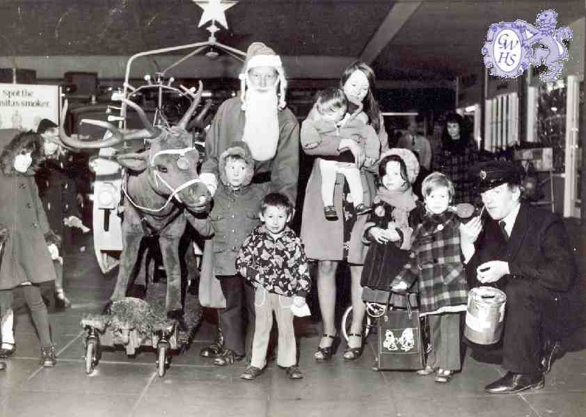 32-457 Wigston Arcade Wigston Magna Christmas 1975