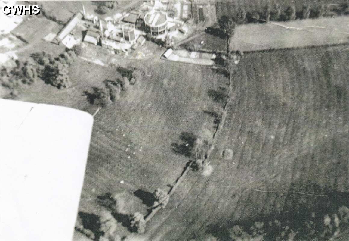 30-214 Wigston Gas works from the air around 1930