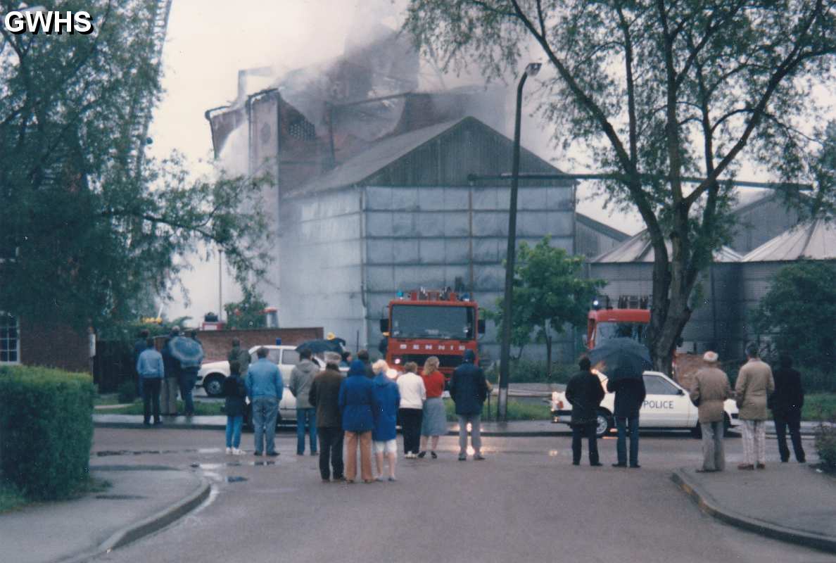 30-217  Fire at the old Retort House of the Wigston Gas Company 5th June 1985 as seen from Davenport Road