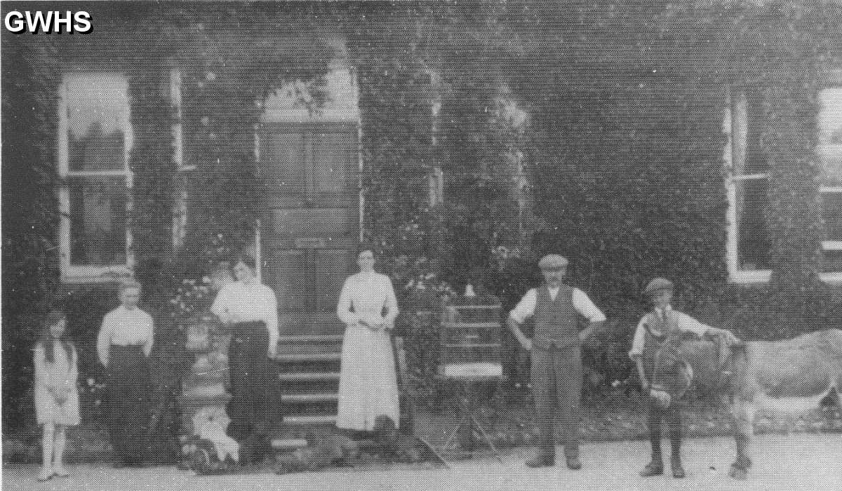 24-031 Glen Parva Grange Staff c 1920