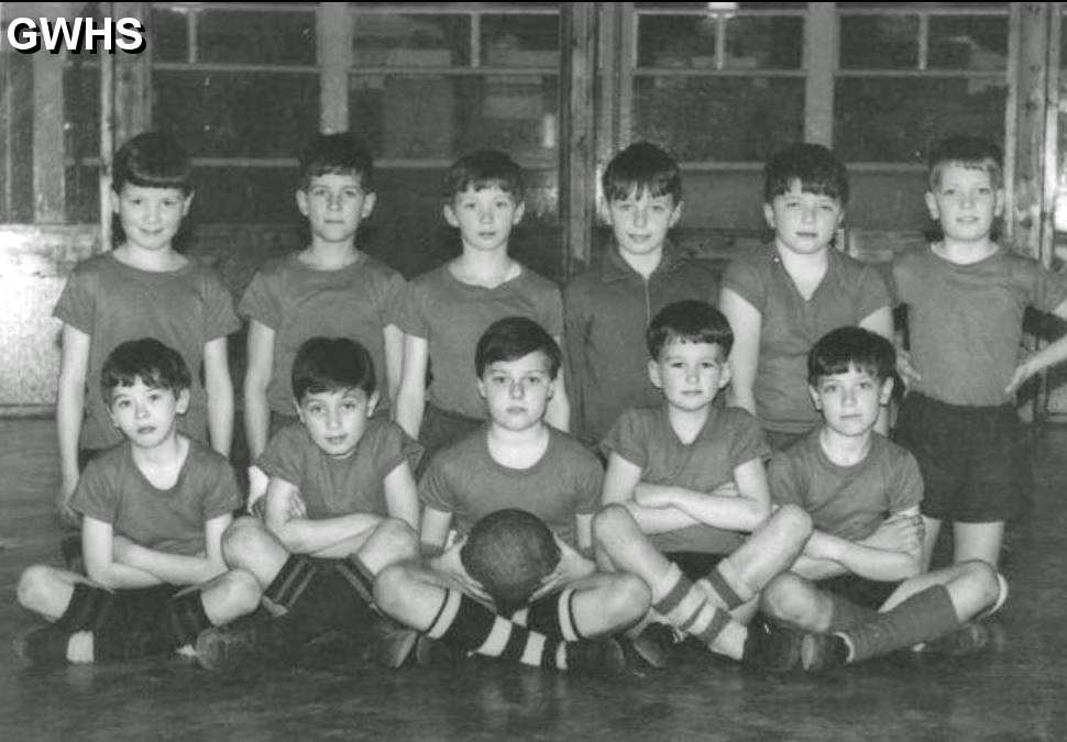 31-087 Glenmere School football team 1965-66 Estorial Avenue Wigston Magna