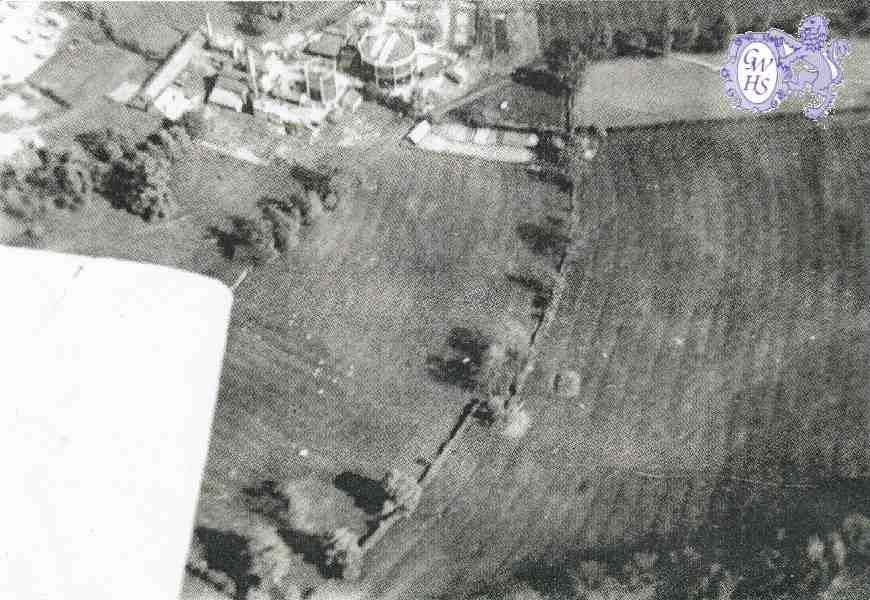 30-214 Wigston Gas works from the air around 1930