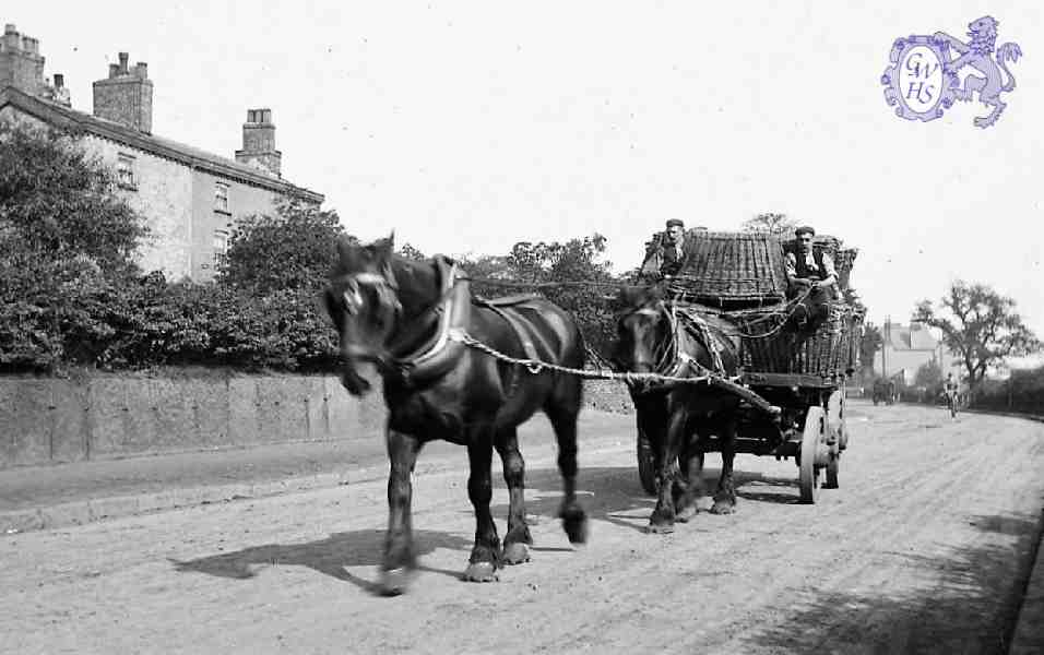 30-484 1905 picture of horse and cart of J G Glover of South Wigston returning from Leicester with spun wool.