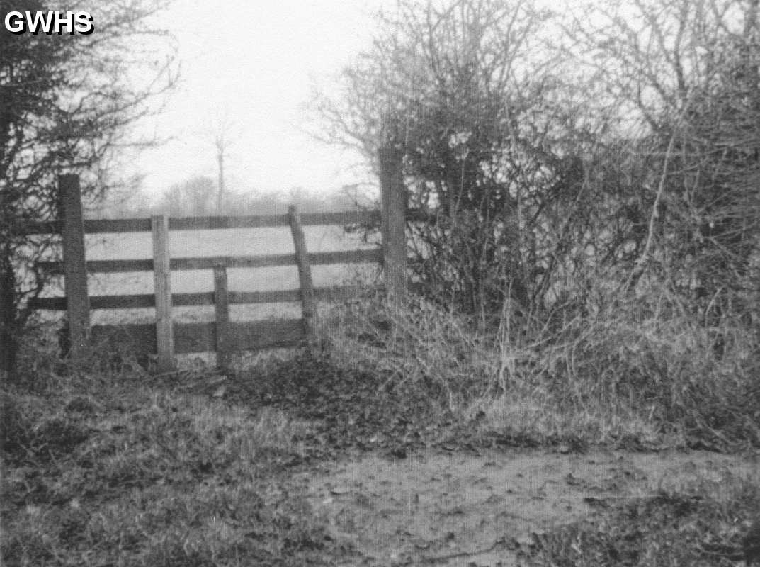 23-712a Stile leading from the allotments on Horsewell Lane to Rally bridge Wigston Magna 1960's