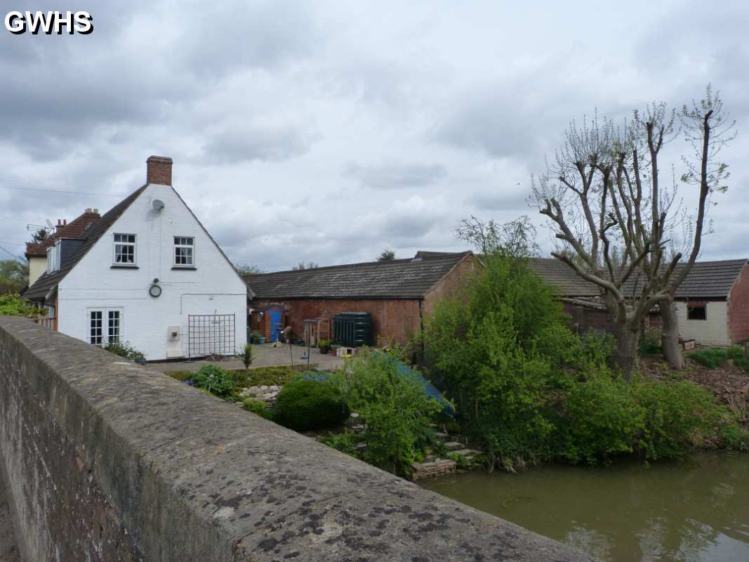 23-304 Rear of Waterside Cottages Kilby Bridge May 2013