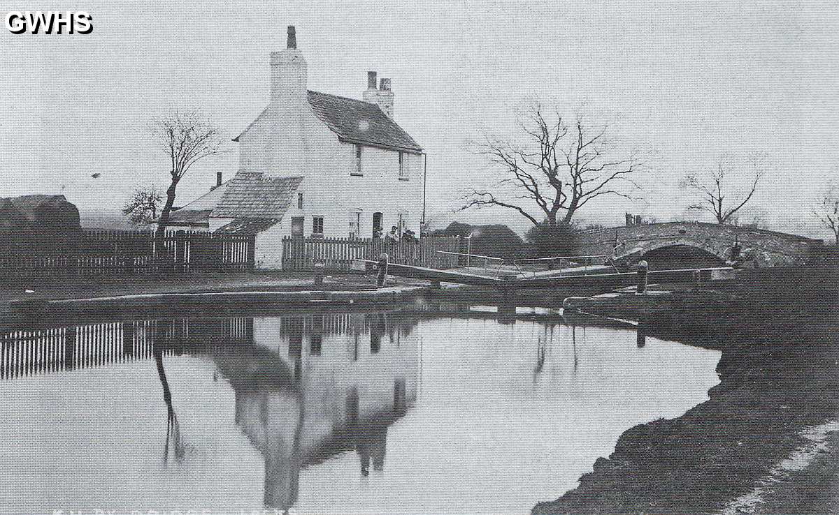 32-445 Lock Cottage at Bridge 88 on the canal at Kilby Bridge