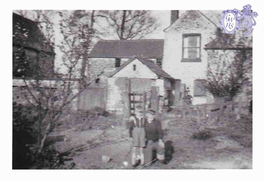 30-152 John Gilbert and John Goodridge at Tythorn Farm 1964