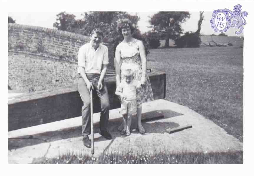 30-172 John Goodridge and May Taylor at Tythorn Bridge 1957